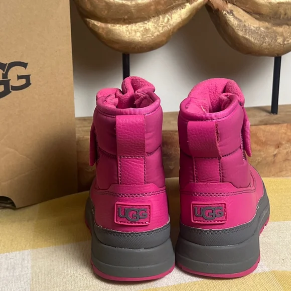 Taney Weather raspberry kids ugg boots brand new - Picture 3 of 7